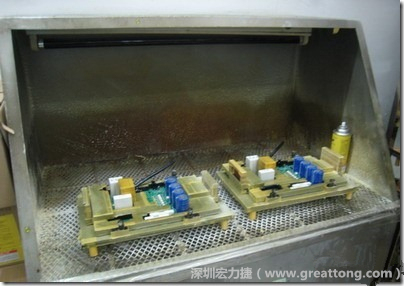 使用噴涂(Spraying)方式作業(yè)conformal coating時(shí)，需設(shè)備抽真空的設(shè)備，否則噴涂的物質(zhì)會飄散到空氣當(dāng)中，影響人體的健康。