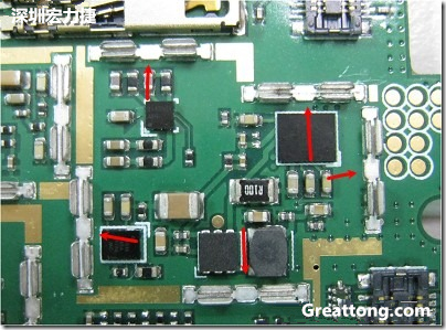 圖中顯示一塊電路板使用這種屏蔽夾(shielding clip)的實例。基本上我們在彎角的地方都設計擺放了一個屏蔽夾，這樣可以讓作業(yè)員比較方便安裝屏蔽罩(shielding can)時的對位準確。然后在其他沒有屏蔽夾的地方也設計了一些接地的布線，一來可以稍微提升屏蔽罩的電磁隔絕能力，另一方面也可以為屏蔽夾無效時，馬上可以更改為屏蔽框，而無需要重新設計電路板。