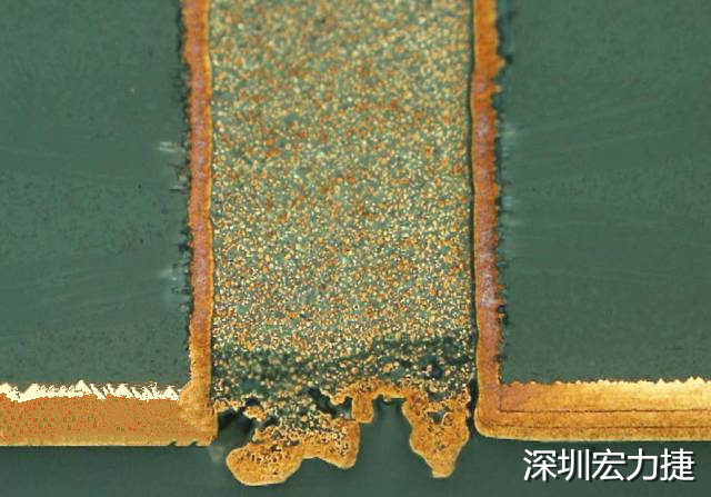 PCB設(shè)計(jì)之導(dǎo)電孔塞孔工藝 導(dǎo)電孔Via hole又名導(dǎo)通孔，為了達(dá)到客戶要求，導(dǎo)通孔必須塞孔，經(jīng)過大量的實(shí)踐，改變傳統(tǒng)的鋁片塞孔工藝，用白網(wǎng)完成板面阻焊與塞孔。生產(chǎn)穩(wěn)定，質(zhì)量可靠。
