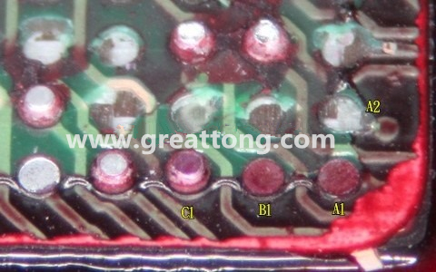 下圖是紅墨水測試后將PCB板子拿回來側(cè)一個角度拍攝的照片，就可以很清楚的看到錫球黏在PCB端，或不在PCB端。