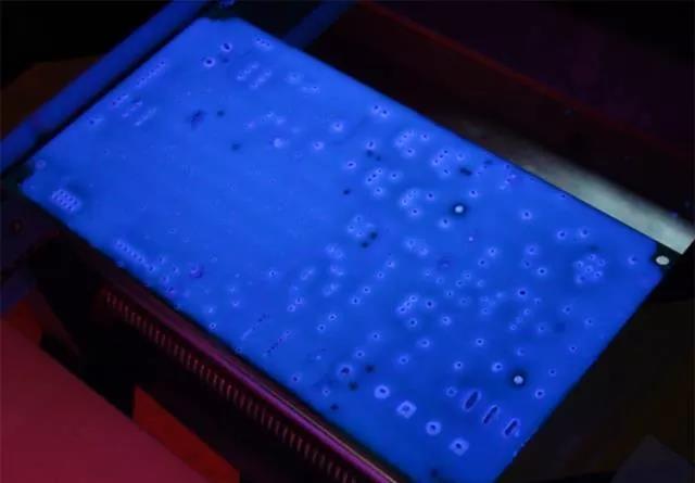 經(jīng)過涂覆工藝后的PCB，在紫光燈下的拍攝效果，原來coating也可以這么美！