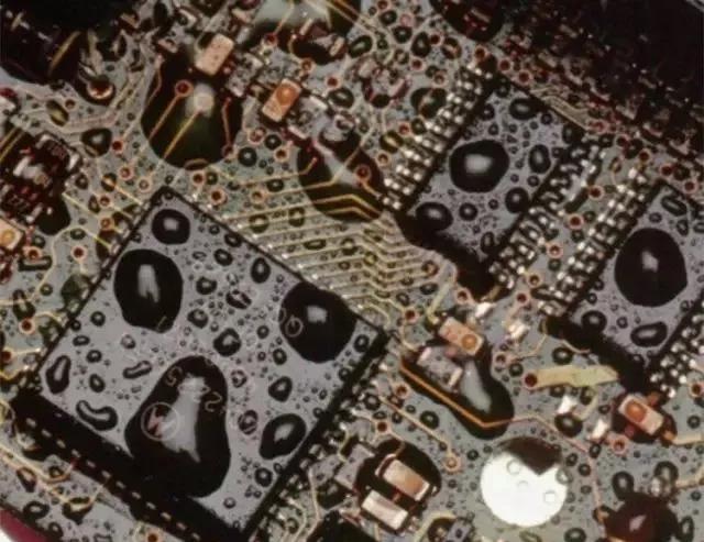 經(jīng)過涂覆工藝后的PCB，在表面形成透明的保護膜，能有效防止水珠和潮氣侵入，避免漏電和短路。